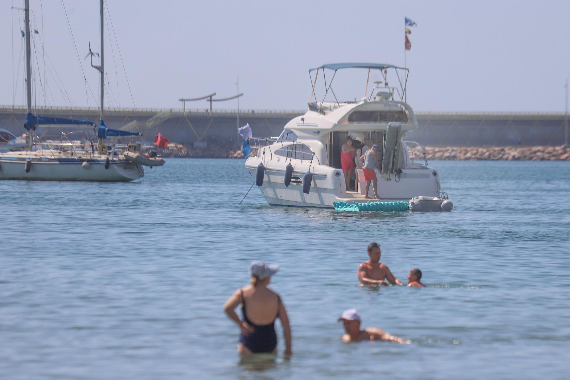 La Generalitat se desentiende de la seguridad en la playa del Acequión de Torrevieja