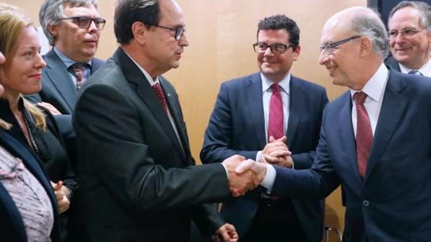 El conseller Soler junto a Cristóbal Montoro en presencia, entre otros, de Clara Ferrando.