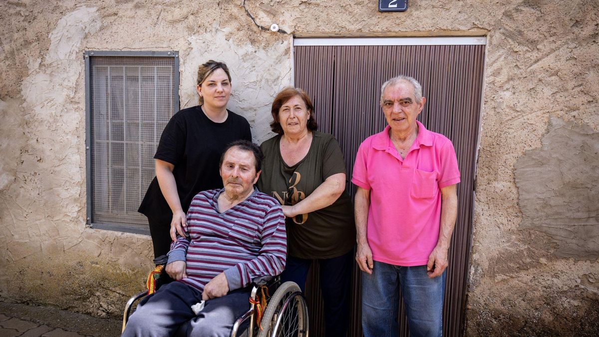 Antonio Sánchez y Mariluz Artigas, junto a su sobrina María y un vecino, este martes en Letux.