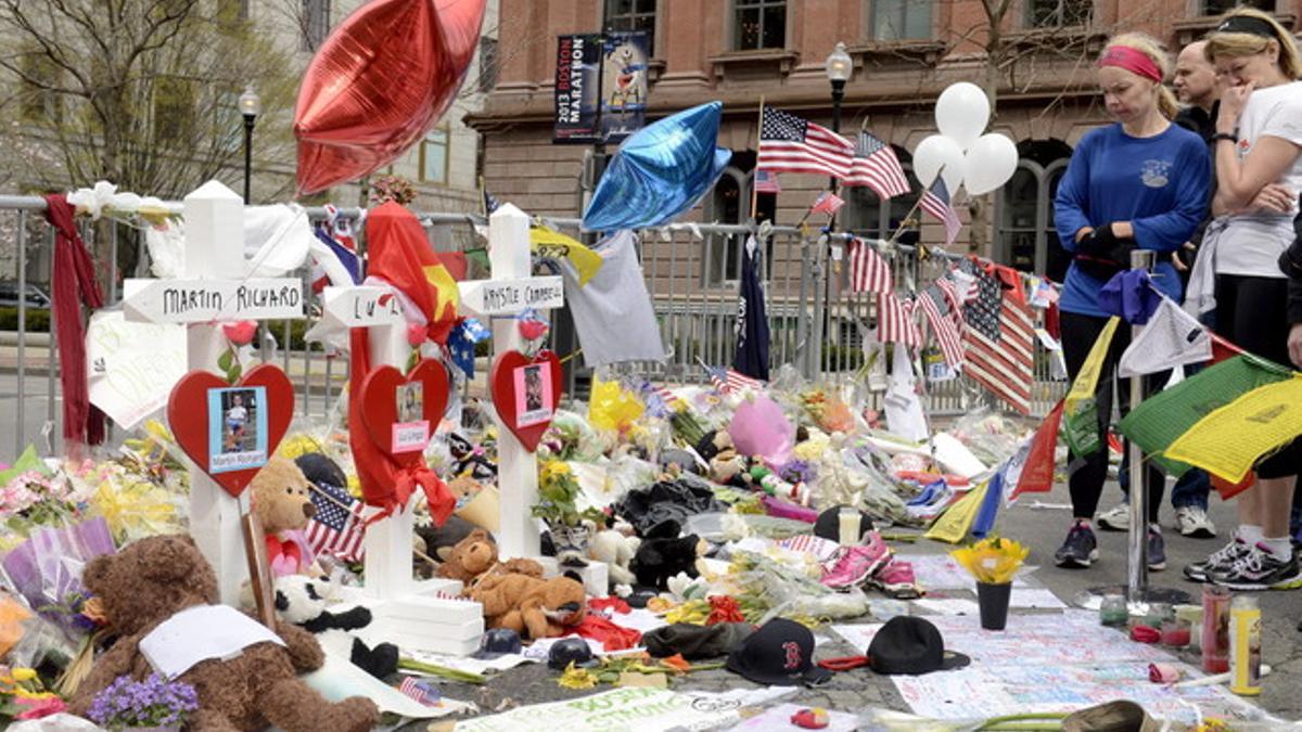 Flores en recuerdo de las víctimas del atentado del maratón de Boston, cerca de la línea de meta de la prueba.
