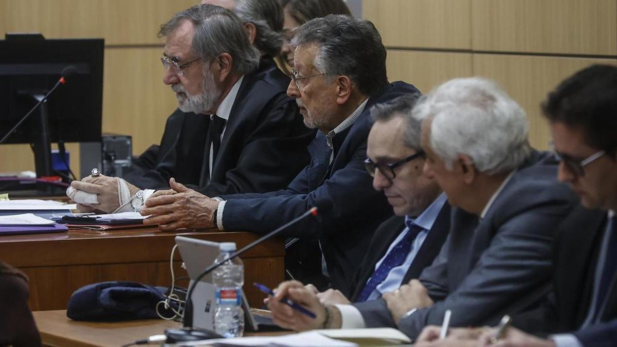Alfonso Grau, en el centro, junto a su abogado, Jesús Bonet, y el resto de acusados y letrados.