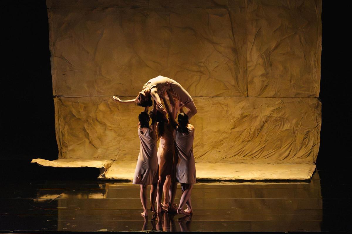 Actuación de danza en Casa Mediterrábei
