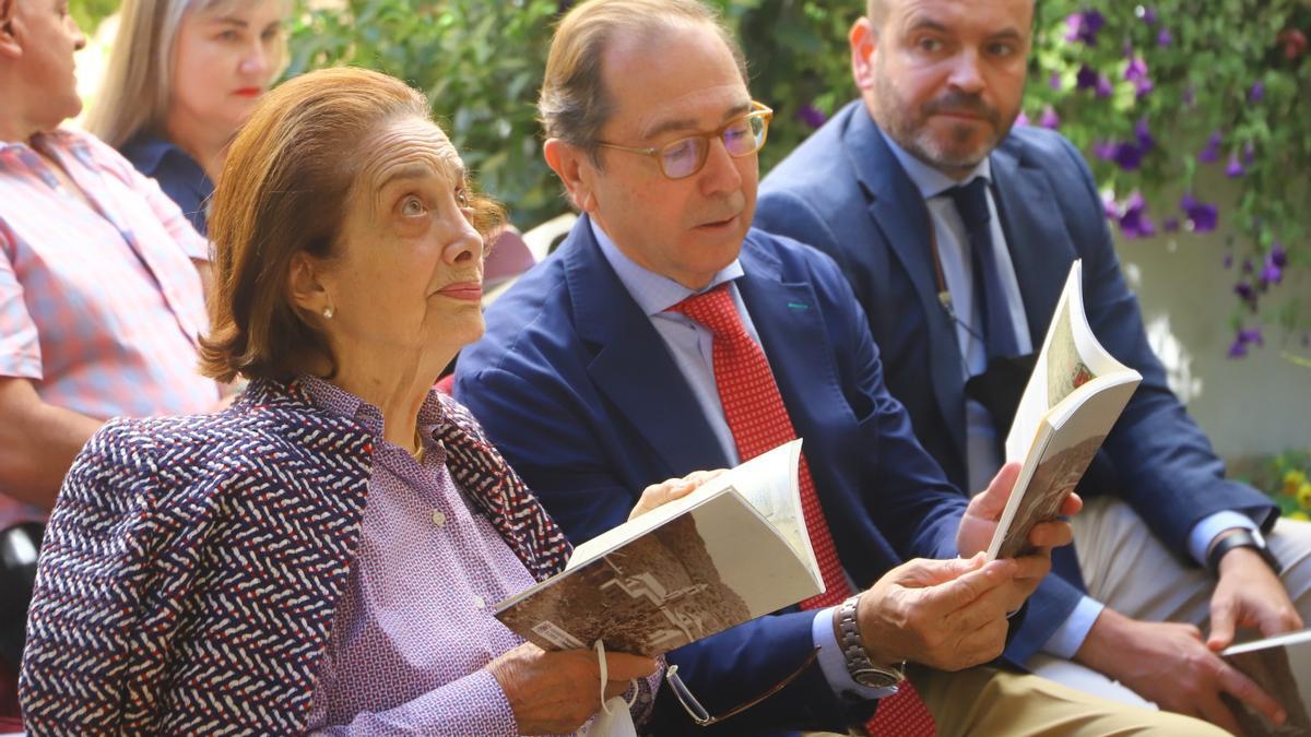 La Marquesa del Mérito, junto a Rafael Jaén, durante el acto