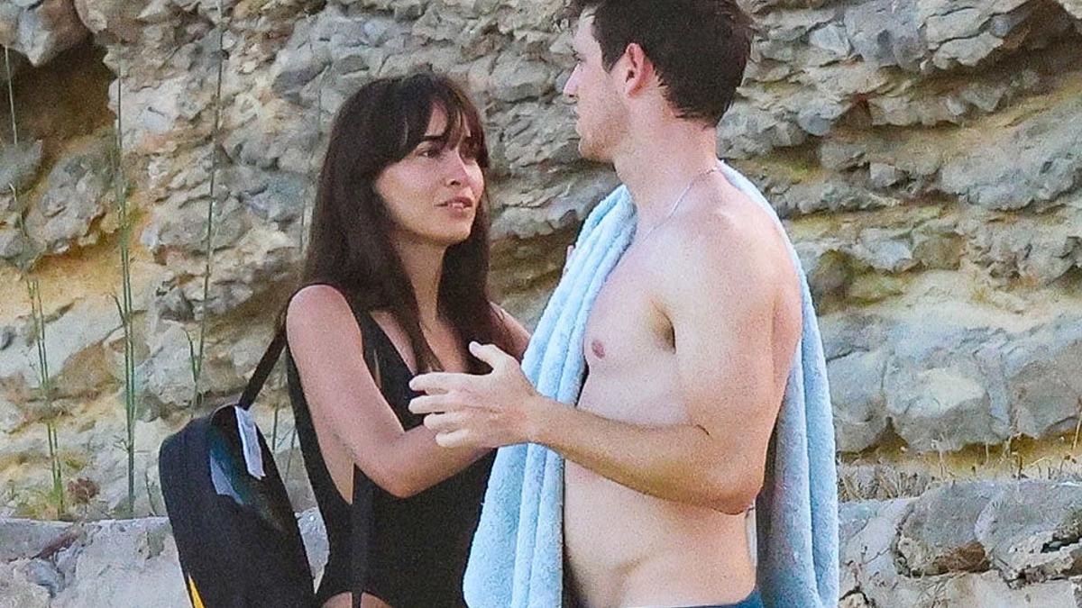 Aitana y Miguel Bernardeau en la playa