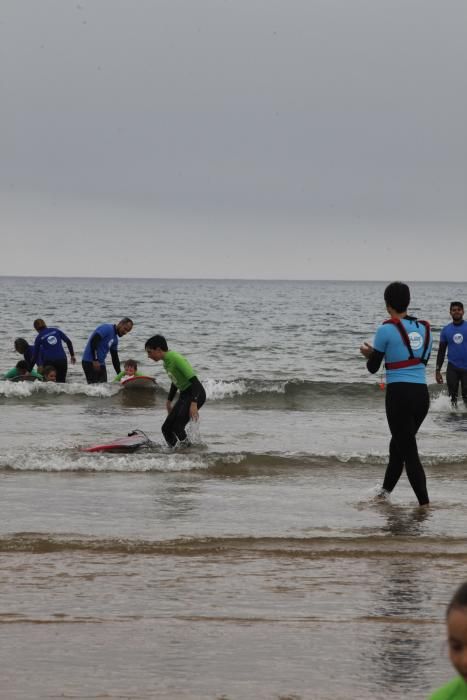 Jornada de surf solidario en Gijón