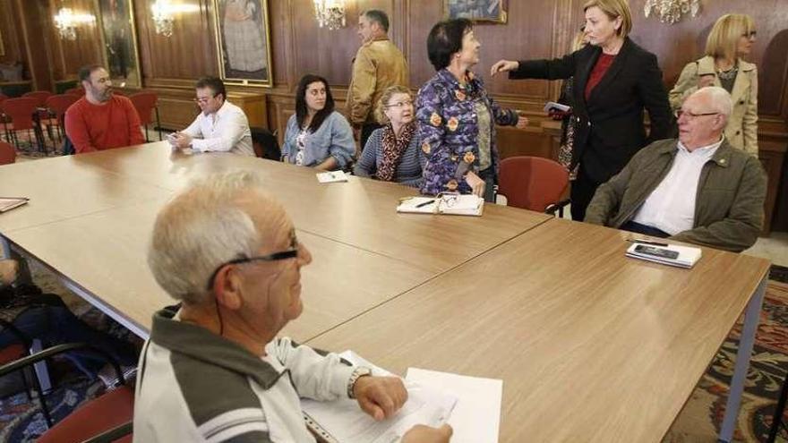 Algunos de los vecinos asistentes a la reunión con Mariví Monteserín.