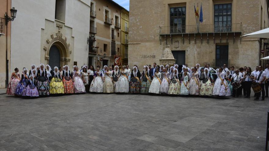 Las candidatas a Falleras Mayores de Elda promocionan las fiestas en Xàtiva