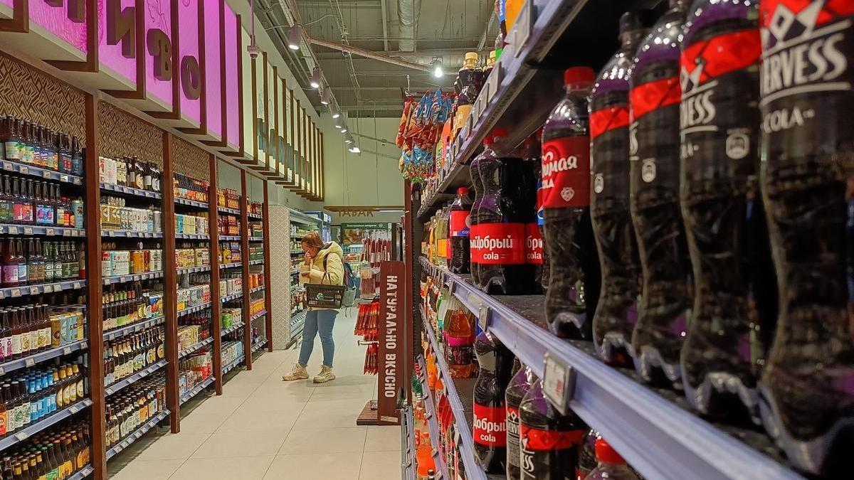 Refrescos de cola en un supermercado moscovita.