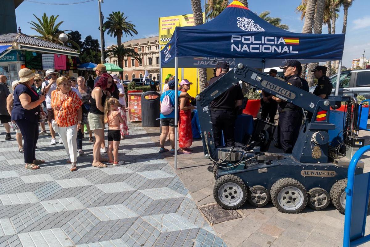 Exihibición de medios de la Policía en el Postiguet por la  "Operación Verano".