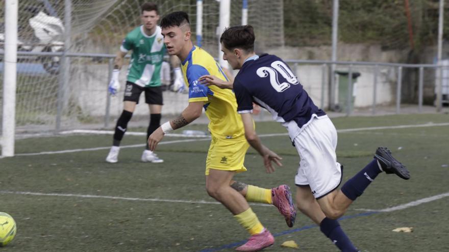 Un momento del partido Vallobín-Berrón disputado ayer en Oviedo. | Irma Collín