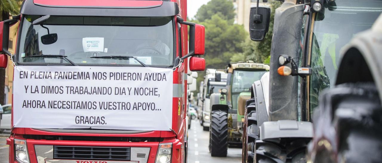 Vehículos de la caravaca que
recorrió Cartagena este
lunes.  Iván Urquízar