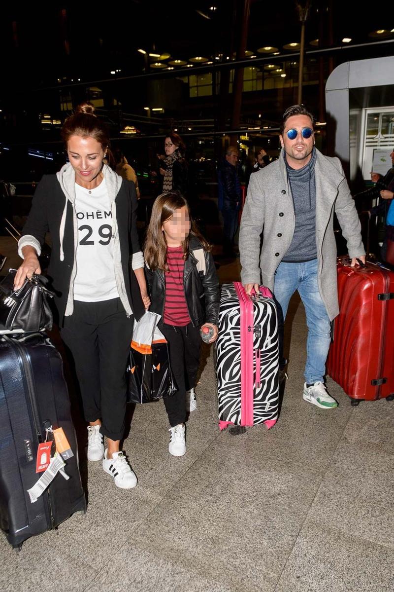 Paula Echevarría, Daniella y DAvid Bustamante con maletas