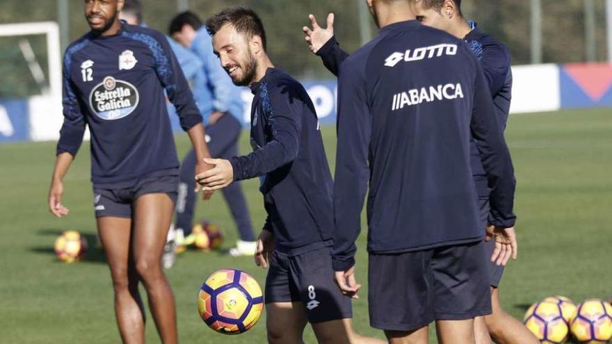 Çolak, junto a Sidnei, Juanfran y Fayçal (de espaldas) en el entrenamiento de ayer en Abegondo.