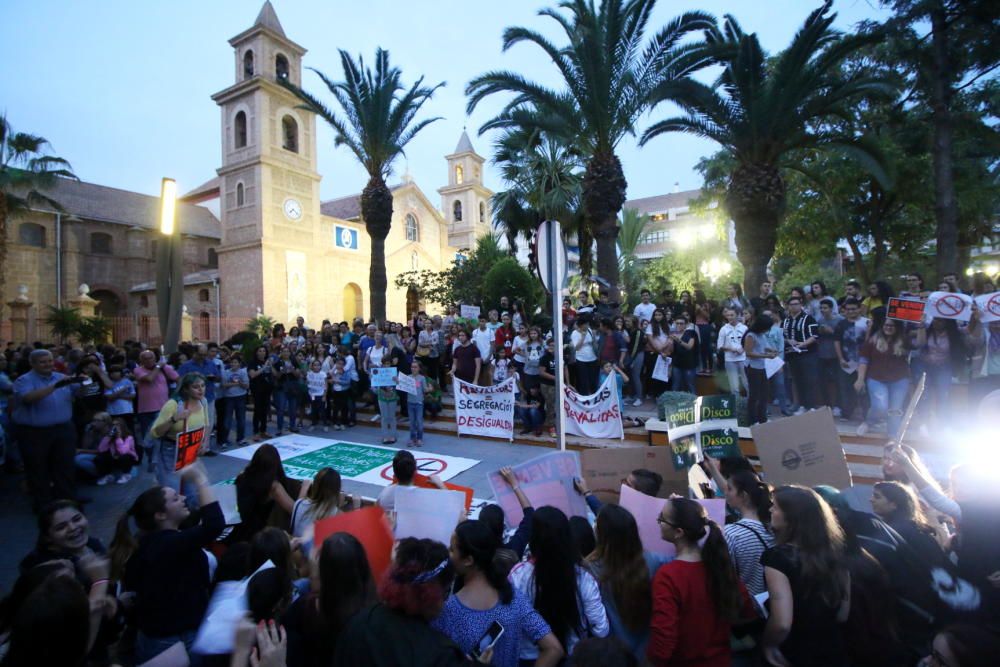 Unos 250 alumnos, profesores y padres secundan la protesta contra la Lomce y las nuevas pruebas en Torrevieja