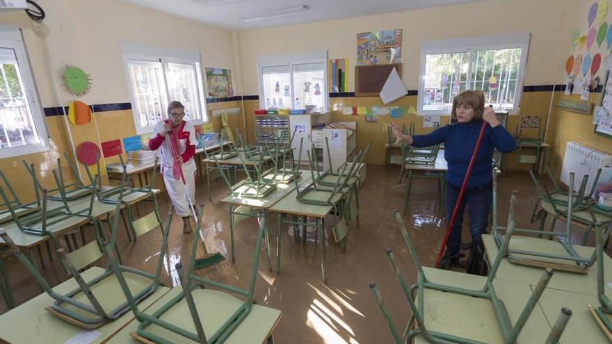 Todos los institutos y colegios abren hoy, salvo dos de Los Alcázares