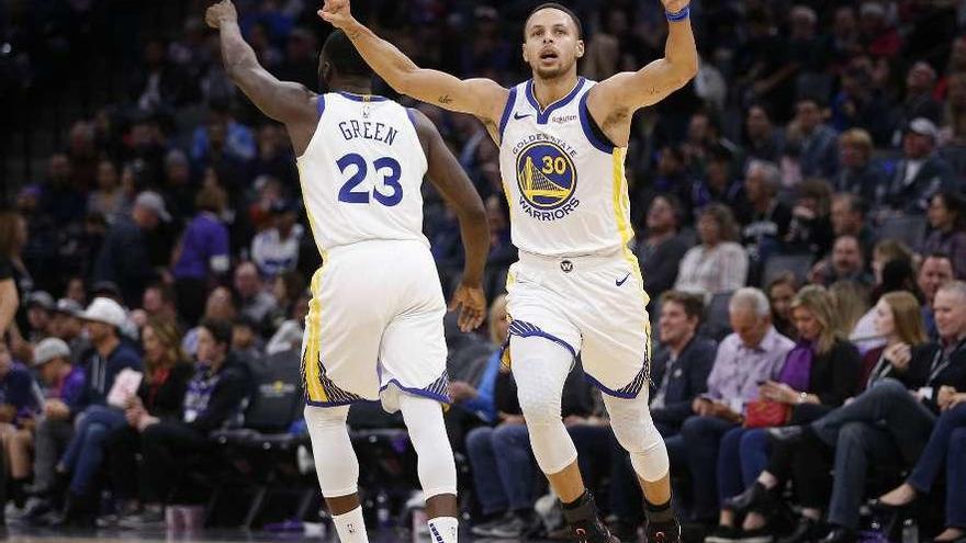 Curry festeja uno de los triples conseguidos ante los KIngs. // Efe