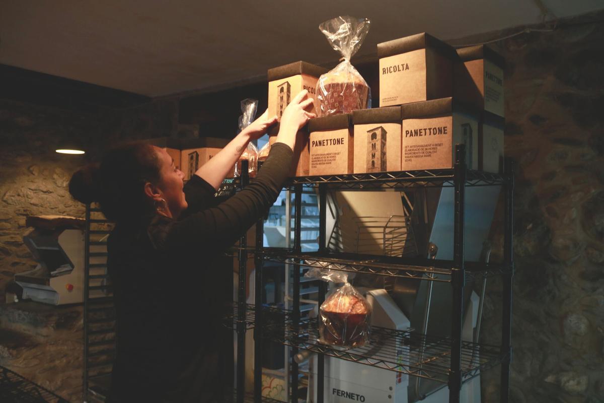 Algunes caixes amb el producte ja a punt per vendre.