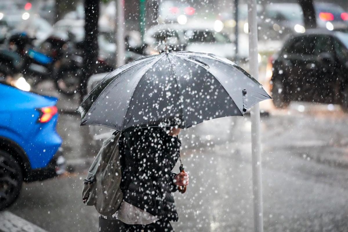 Llueve en Barcelona este lunes de advertencias meteorológicas.