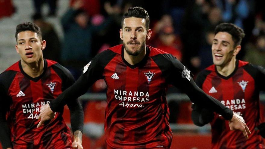 Álvaro Rey celebra un gol en su segunda temporada en el Mirandés. |  // SANTI OTERO