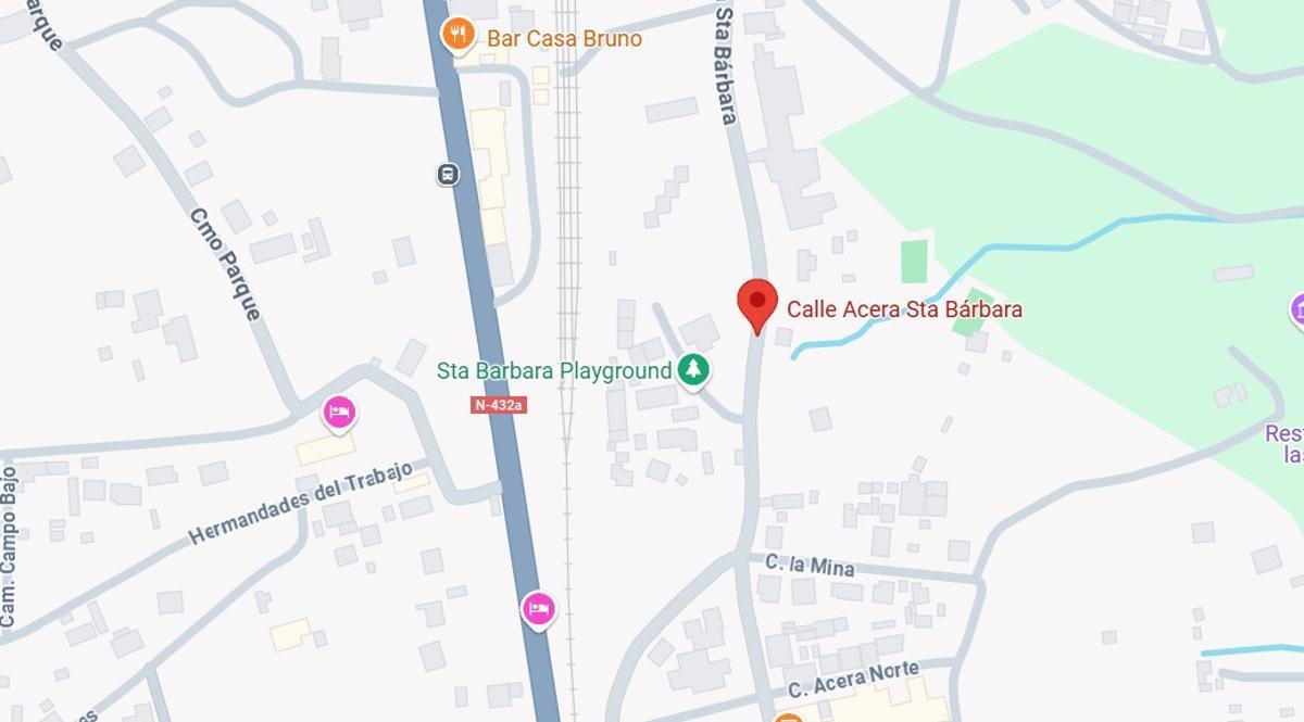 Calle Acera de Santa Bárbara, en Cerro Muriano, en imagen satelital de Google Maps. Se aprecia la cercanía de las vías del tren.