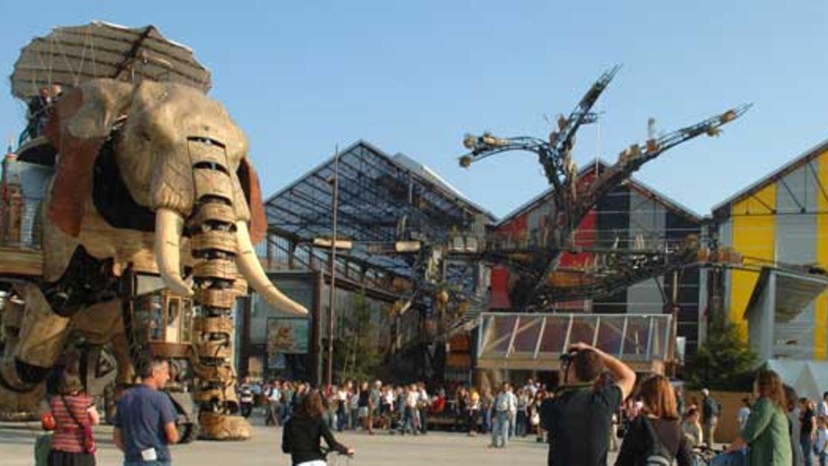 Nantes inaugura un tiovivo gigante y un memorial contra la esclavitud