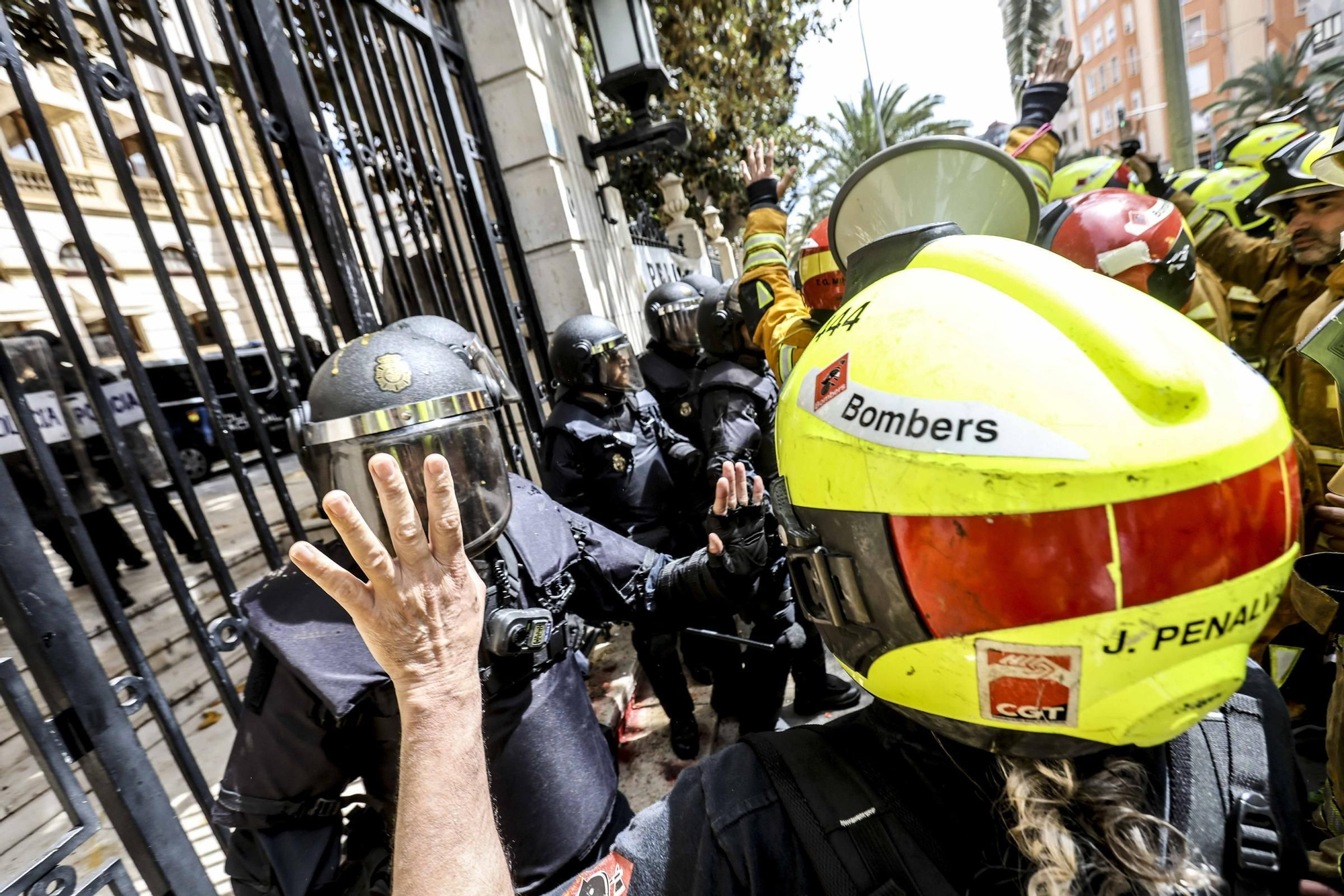 Protesta de los bomberos frente a la Diputación de Alicante