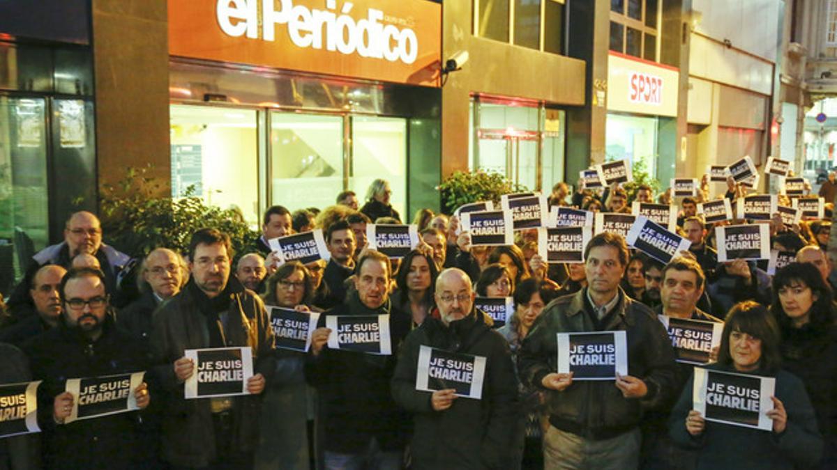 Concentración frente a las puertas de EL PERIÓDICO DE CATALUNYA para condenar el atentado mortal contra 'Charlie Hebdo', este miércoles.