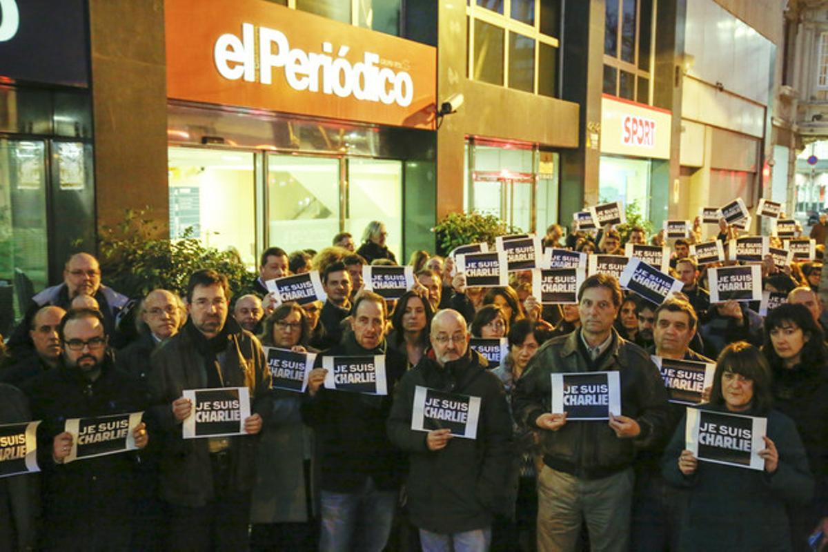 Concentració davant les portes d’EL PERIÓDICO DE CATALUNYA per condemnar l’atemptat mortal contra ’Charlie Hebdo’, aquest dimecres.