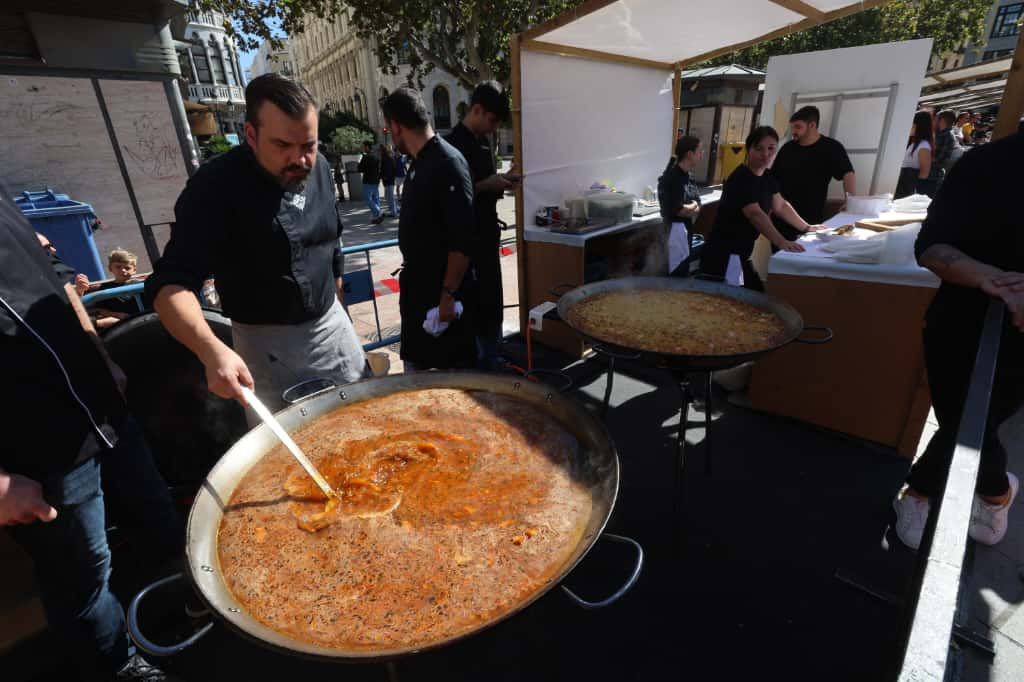 La plaza del Ayuntamiento de València se convierte en un gran restaurante al aire libre con el Tastarròs