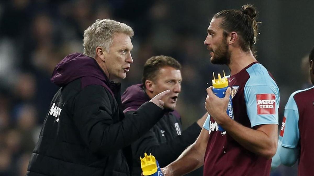 David Moyes da órdenes a Andy Carroll durante el partido contra el Leicester