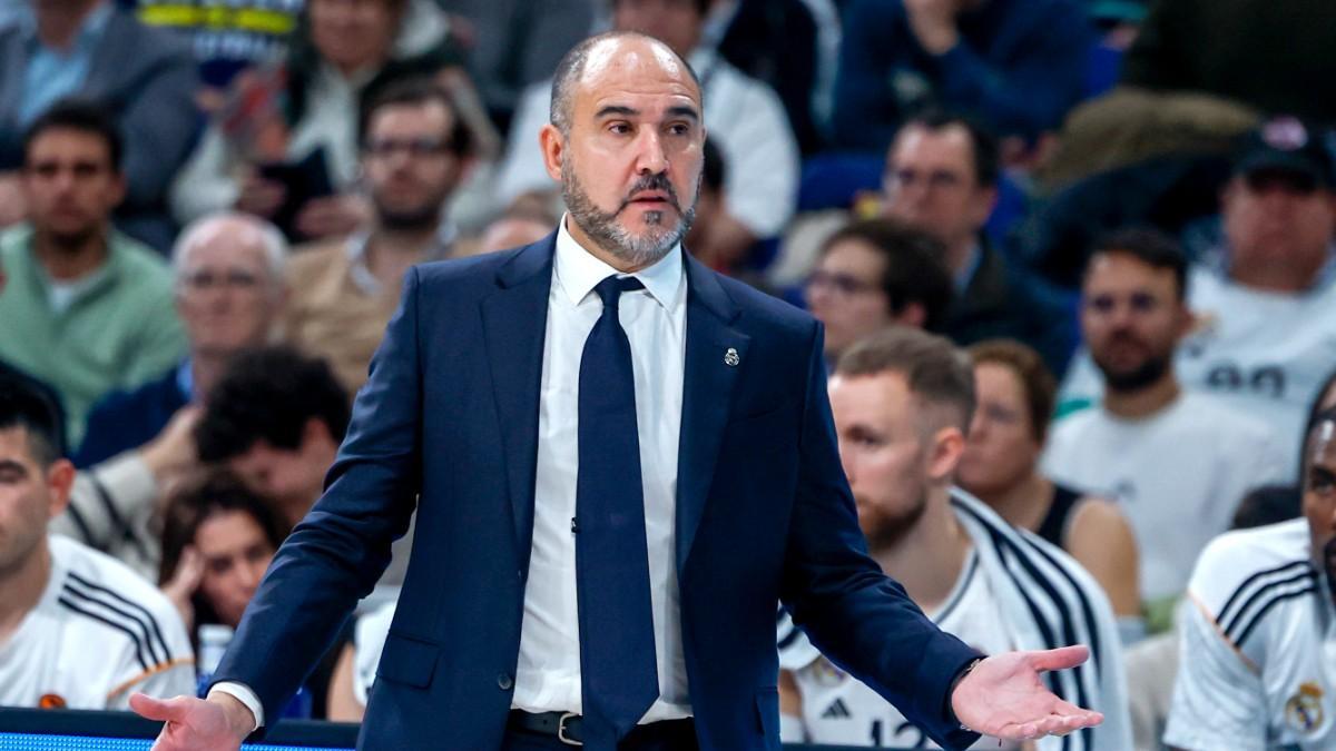 Chus Mateo dirigiendo al Real Madrid en el partido ante 'Fener'