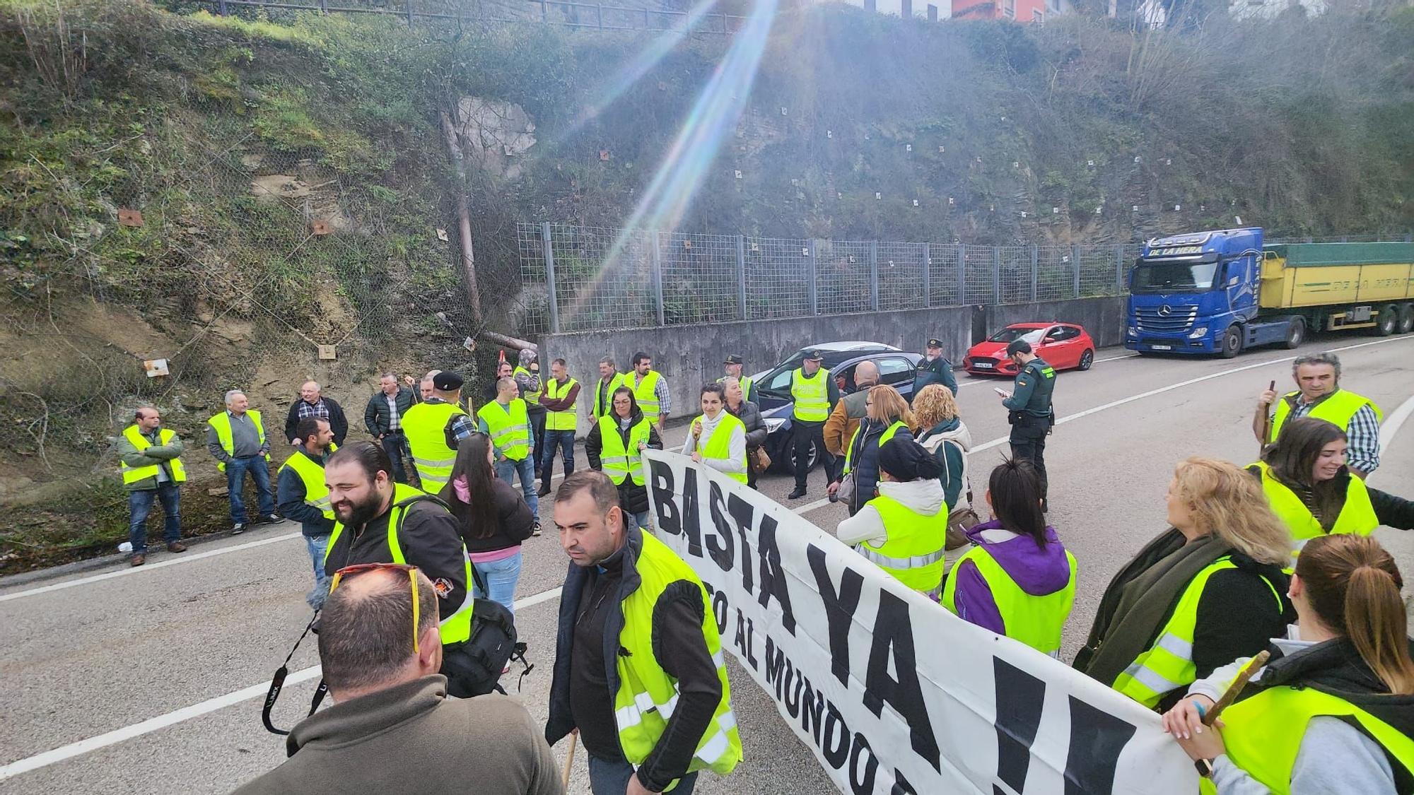 Tractorada en Asturias: el campo sale a protestar por diversas carreteras de la región