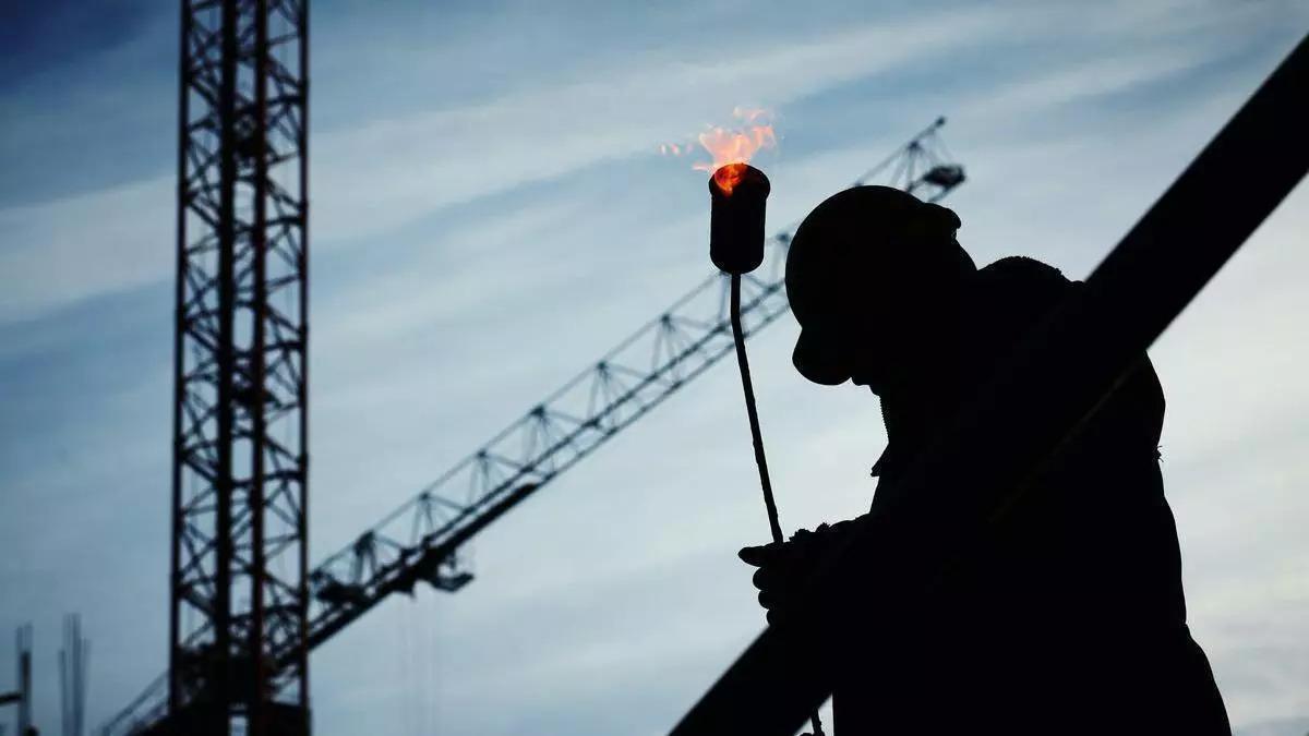 Un trabajador del sector de la construcción durante su jornada laboral.