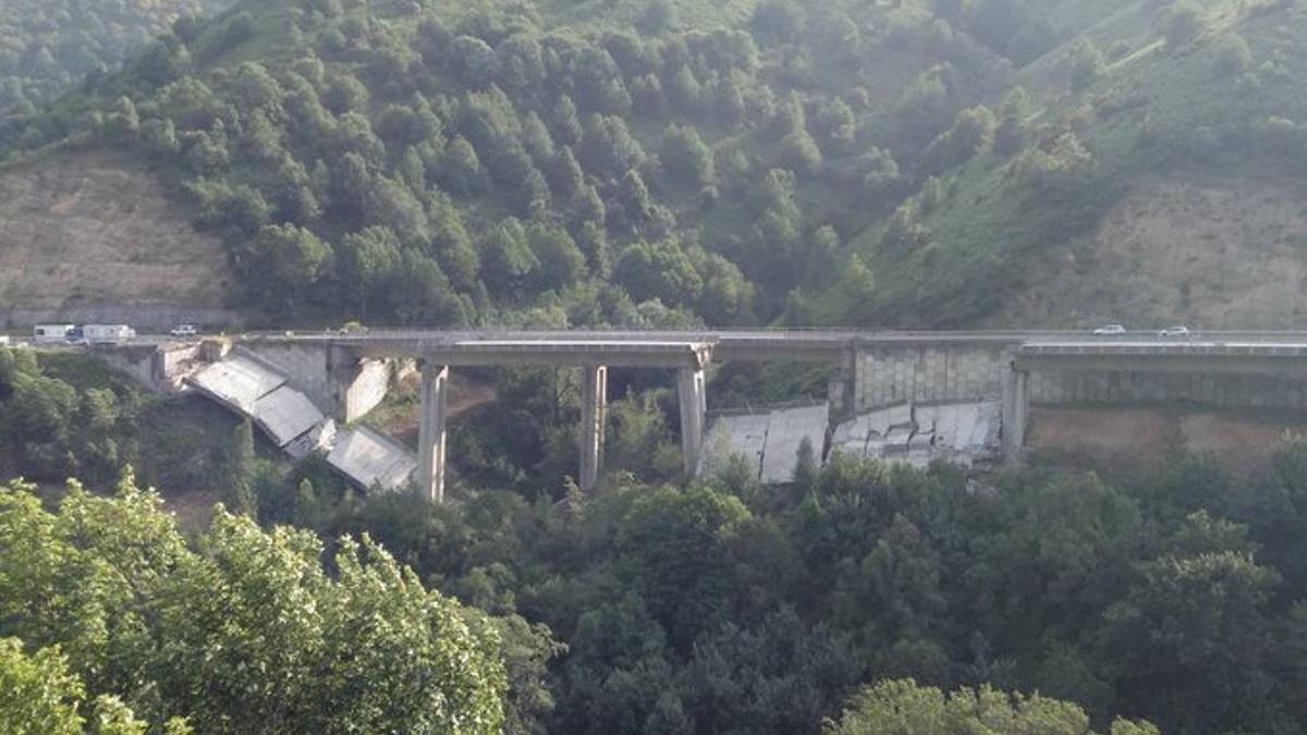 El viaducto de la A-6, tras el nuevo derrumbe.