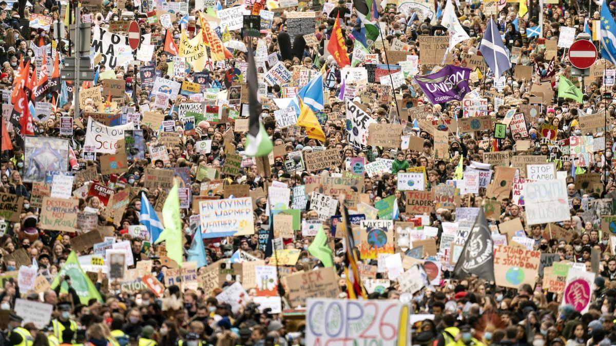 Miles de manifestantes inundan las calles de Glasgow mientras finaliza la primera semana de la Cumbre del Clima (COP26).