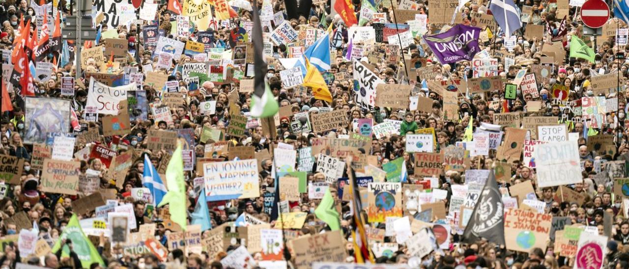 Miles de manifestantes inundan las calles de Glasgow mientras finaliza la primera semana de la Cumbre del Clima (COP26).