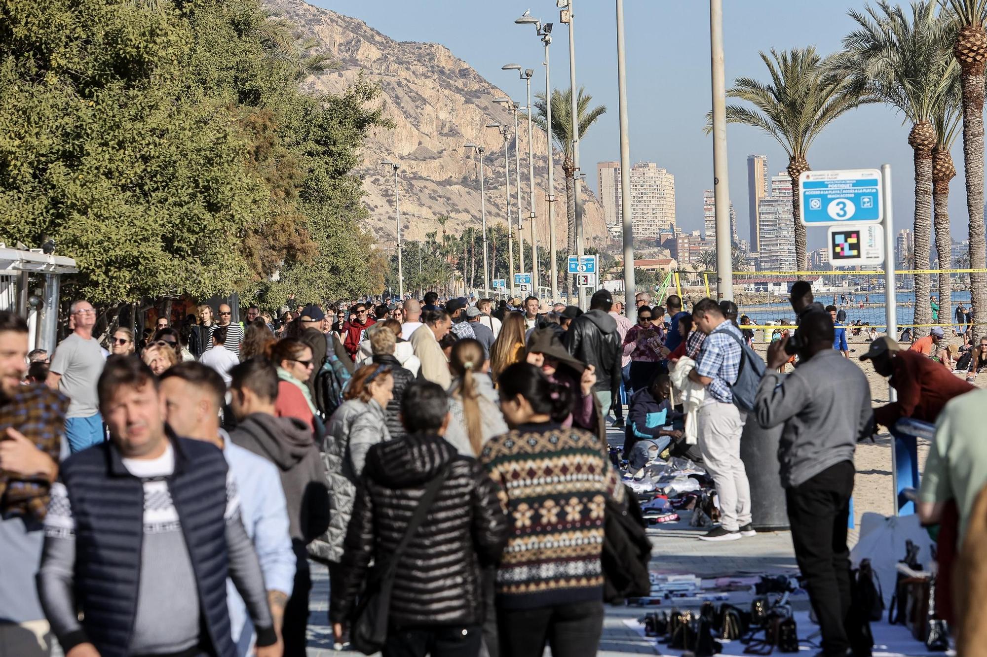 Ambiente en la playa del postiguet el día de Navidad