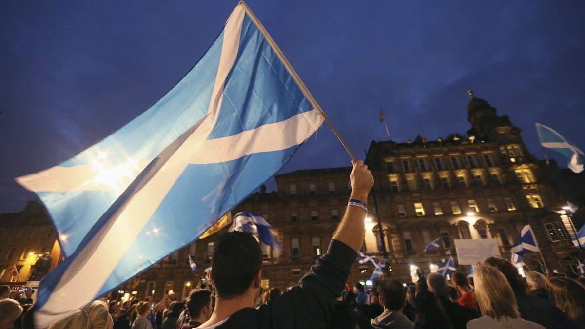 Partidarios del 'sí' ondean la bandera escocesa durante la campaña para el referéndum de independencia del 2014.