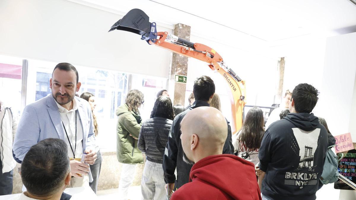 El alcalde de Mieres, Manuel Ángel Álvarez,  a la derecha, en la III Feria de FP del Caudal