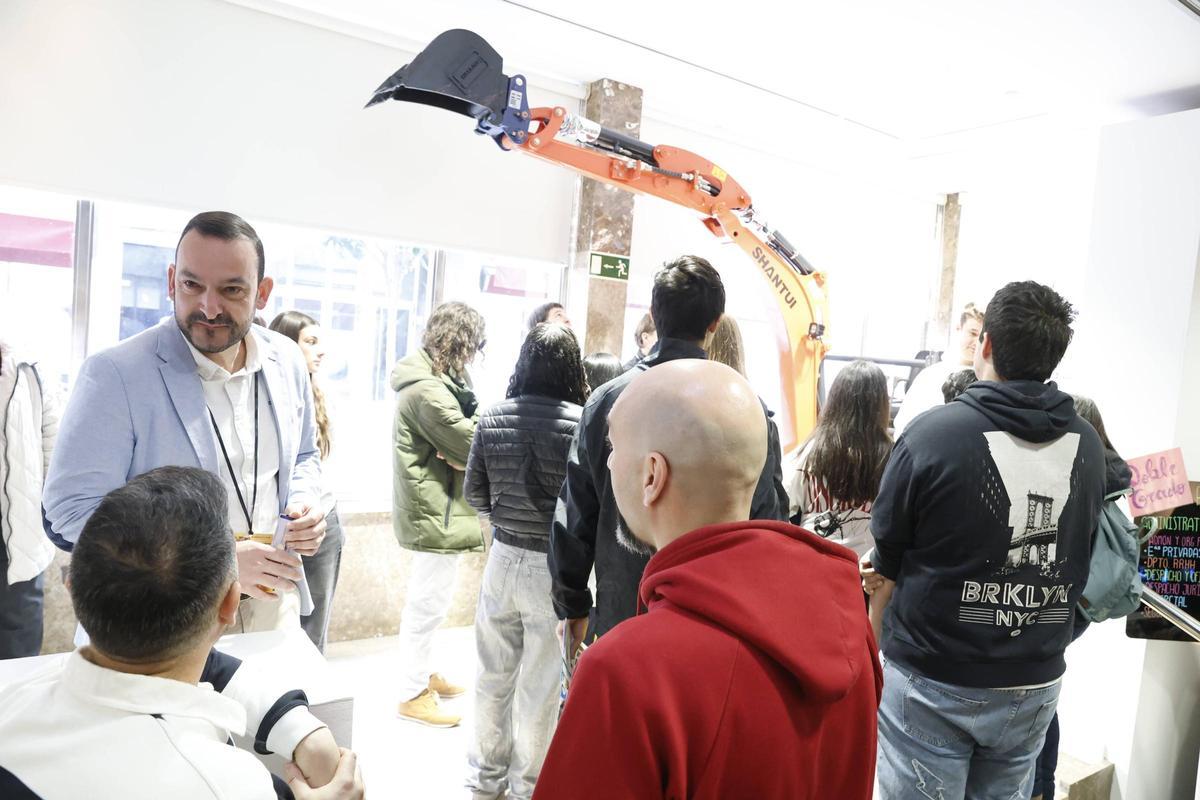 El alcalde de Mieres, Manuel Ángel Álvarez,  a la derecha, en la III Feria de FP del Caudal