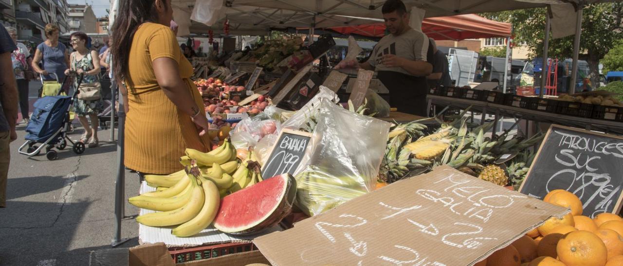 Una parada de fruita al mercat de la Font dels Capellans | ALEX GUERRERO