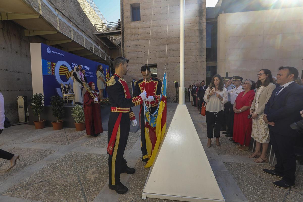 Un momento del acto del 9 d'Octubre en el Patio de Armas del Palacio de Altamira de Elche