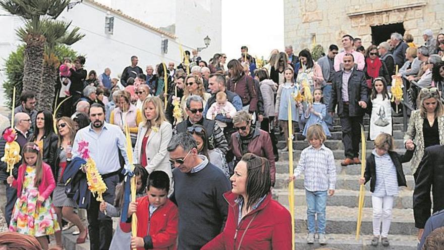 Palmas y ramas de olivos inundan las calles en una celebración para todas las edades