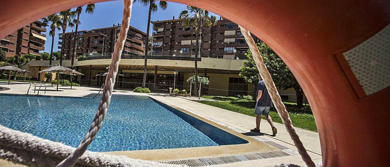 Las piscinas de las urbanizaciones tendrán restricciones de aforo este verano.