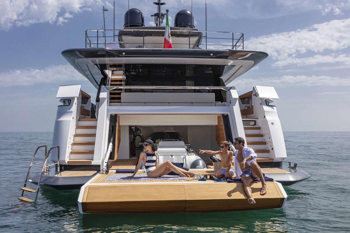 Imágenes de un yate de lujo Saetta 106 construído por Custom Line