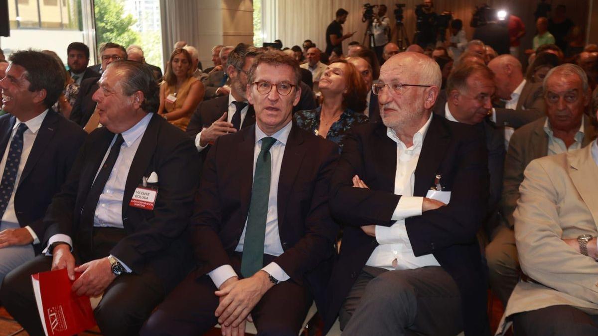 Alberto Núñez Feijóo con los empresarios valencianos Juan Roig y Vicente Boluda.