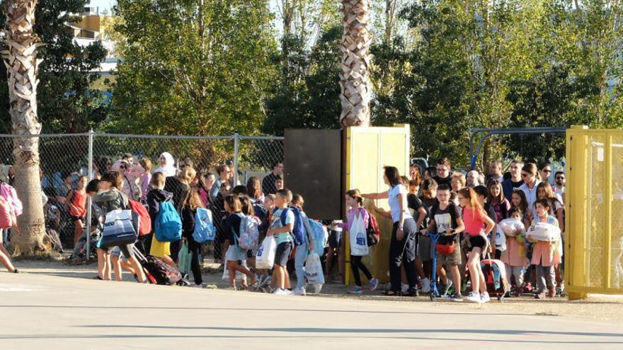 Alumnes entrant a l&#039;escola Carme Guasch de Figueres, aquest matí