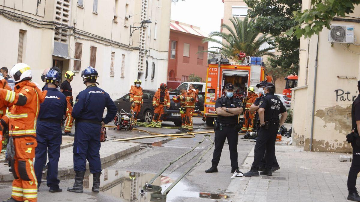 Efectivos policiales y bomberos en el lugar del incendio en Valencia