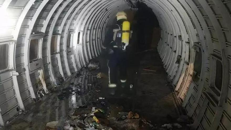 Un bombero en el interior del avión de Miraflores.