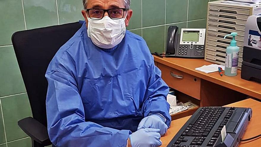 El doctor Sáez en su consulta de Alcublas.  | LEVANTE-EMV